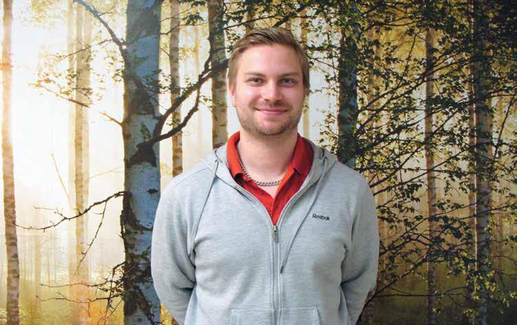 Mellan maskin- och huggarflyttningarna hinner jag hjälpa till med virkesmätning och avgränsande av avverkningsområden i terrängen förklarar Svante sina arbetsuppgifter.