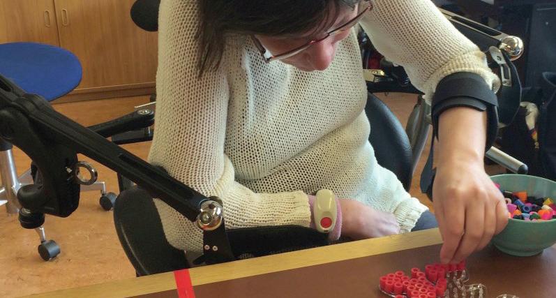 Bättre rehabilitering med dynamiska armhjälpmedel Foto: Carewarekompagniet/Bente Tolstrup Erfarenheter från Danmark Vid Centrum för förvärvad hjärnskada i Köpenhamn, har man sett hur det dynamiska