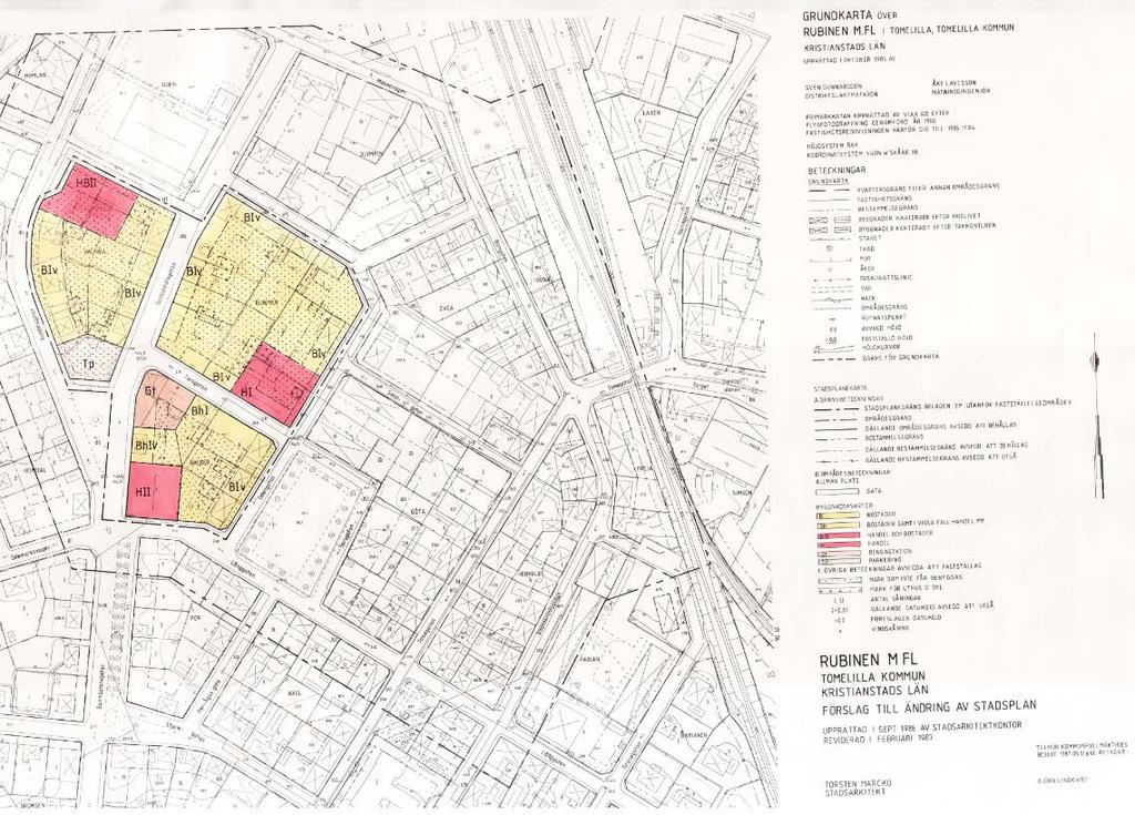 Området som omfattas av detaljplanen är beläget i Tomelilla tätort och angränsar till Långgatan i söder, Banmästaregatan i väster samt bostadskvarter i öster och norr.