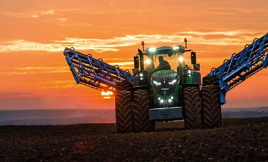 Den kraftfullaste standardtraktorn med maximal flexibilitet Fendt 1000 Vario inår i ett nytt sement tak vare kombinationen av traditionell desin oh hö effekt.