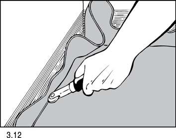 5 3.12 Använd hörnrulle eller annat lämpligt verktyg för vikning av mattan till en