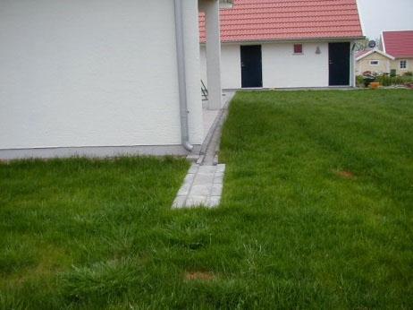 Bild 9 Parkeringsyta med gräsarmering Stuprörsutkastare med ränndalsplattor som leder takvatten ut över gräsytor är ett annat sätt att återföra dagvatten till marken inom området. Se bild 10.
