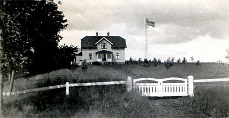 Fotot är taget den 30 juli 1920 av Helge Hagsjö på Anders Florins 50-årsdag. Flaggstången är nyrest. Fruktträden är säkert planterade 4-5 år tidigare.
