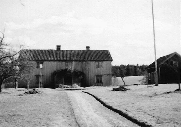 Denna brukningsenhet kallades under del av 1900-talet för Larssonsgården. Jämförande bild från 2014 De senaste ägarna av "Larssonsgården". 1817 12 Oct.