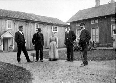 1921 1 september. Flaskebo 1:2 ¼ mtl Flaskebo nr 1 Viktor Larsson köpt av J Jönsson o hh Emma Jönsson. Därefter Erik och Elsa Larsson, med barnen Maj, Ingvar och Sigvard.