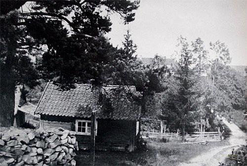 Jämförande bild från 2014 Smedjan Smedjan. Här skymtar Larssons och Rickards hus i bakgrunden. Till höger nedan nämnda brygghus, utanför bild.