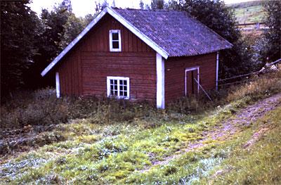 Brygghuset, sett mot söder. Byggt av Rickard Florin. På vinden kunde tvätten torkas. Huset revs år 1970 av Stig Johansson. Sonson till Erik Johansson. Bakom huset rinner Björnabäcken ner mot öster.