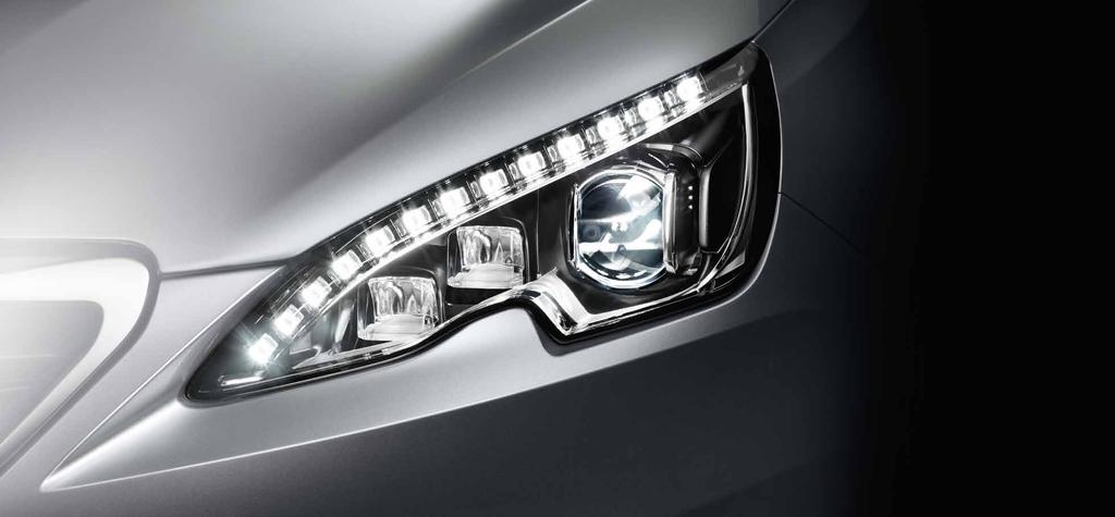 FULL-LED- STRÅLKASTARE På modellnivån Allure är full-led-strålkastare standard, vilket Peugeot är först med i klassen.