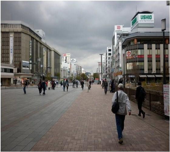 bild tillsammans med dessa Samurajer. Jodå. Inga problem. Bild från utgång, exit Himeji eki dvs Himeji station. Du kan kanske se den lilla byggnaden längs ned på gatan? Himeji -ho.