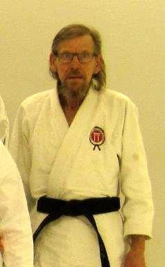 och halsdukar när han kom till lägren. Börje har graden 2 Dan jiujitsu.