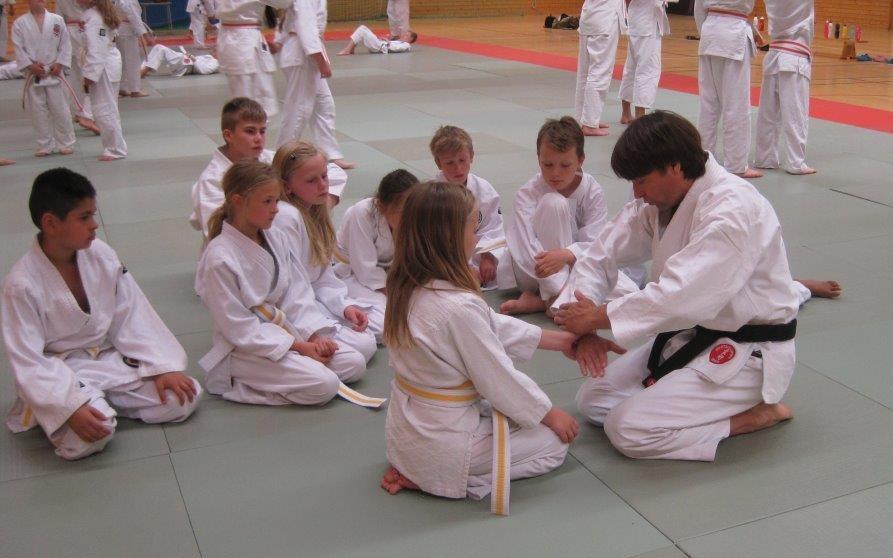 Långt ungdomsled alla i spänd förväntan. Riksinstruktören Benny Ericsson berättar om jiujitsuns start. Specialinstruktör Bo Forsberg visar detaljer.