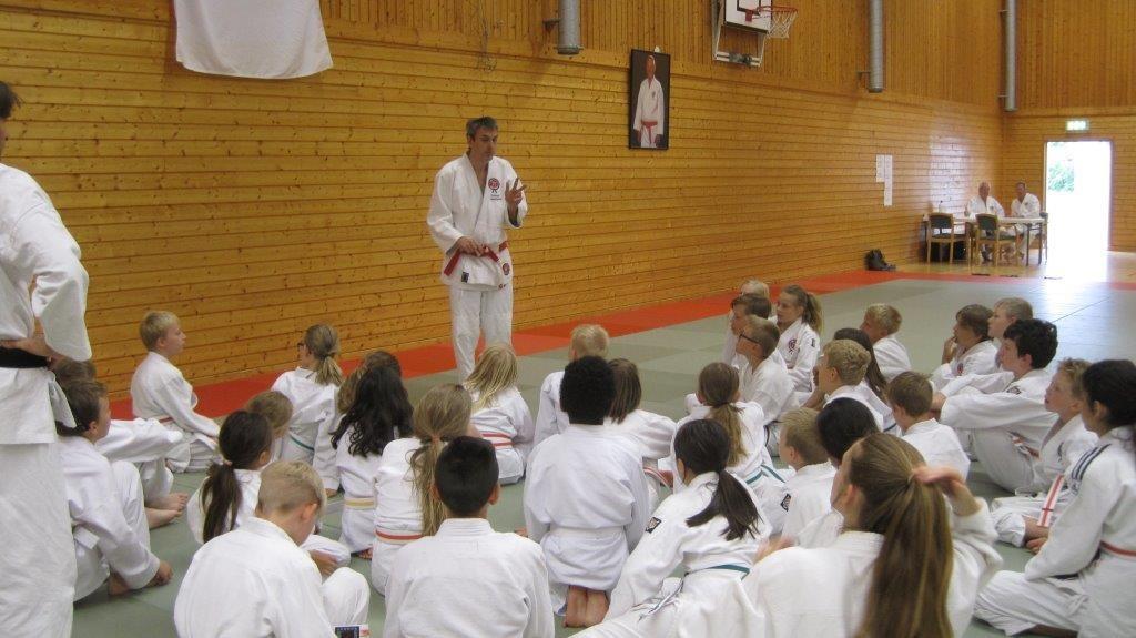 Daninstruktören Henrik Kumm visar hur han gör sig fri på ett enkelt och smidigt sätt. till aktiviteter.