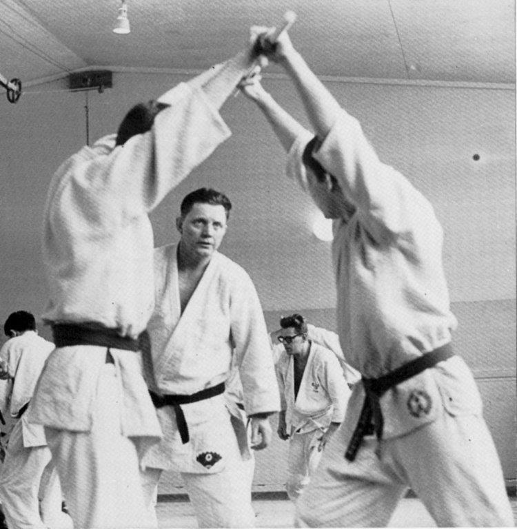 Sommaren 1967 blev jag tillfrågad att deltaga i ett utbildningsläger i jiujitsu. Jag var vid den tidpunkten graderad till 3 kyu, grönt bälte i judo.