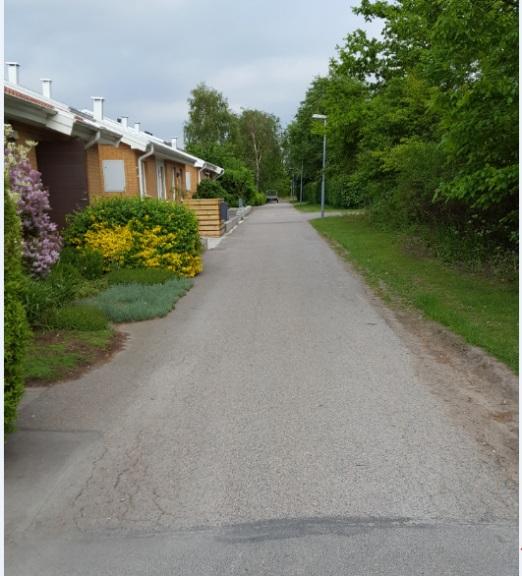 Gatorna är präglade av mycket grönska och längst in på Skördegången finns en lekplats omringad av en häck.