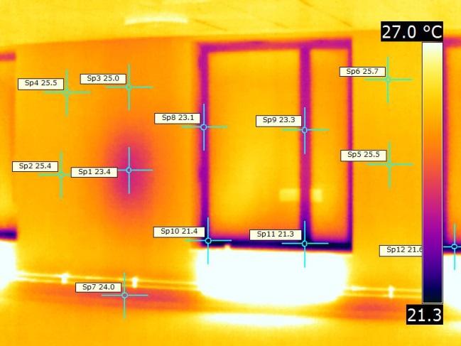 De båda termgrammen till höger har temperaturskala mer rimligt anpassad till ytterväggsknstruktinen, radiatrns temperatur är ej intressant ch ligger därför utanför temperaturskalan på termgrammen.