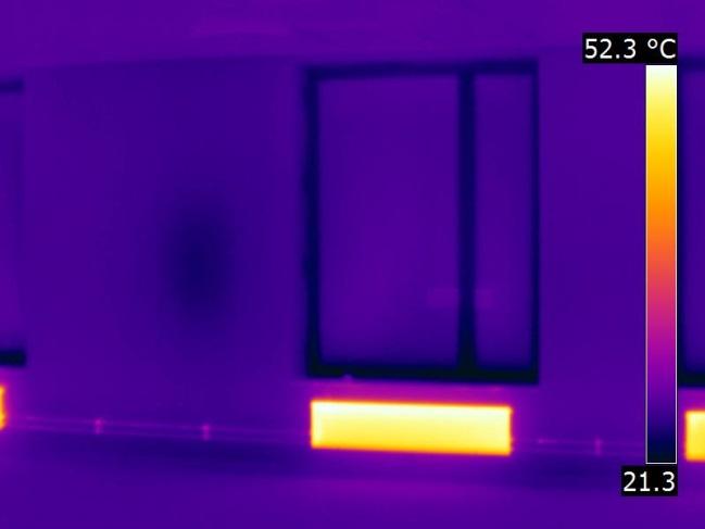fönsterkarmen sm har än lägre yttemperatur ckså ligger utanför temperaturskalan. På termgrammet längst ner till höger är även fönsterkarmens yttemperatur inkluderad i termgrammets temperaturskala.