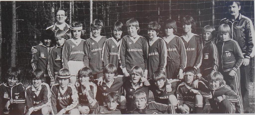Kommande fotbollstjärnor? 11 12 åringar (P 12). Stående fr.v.