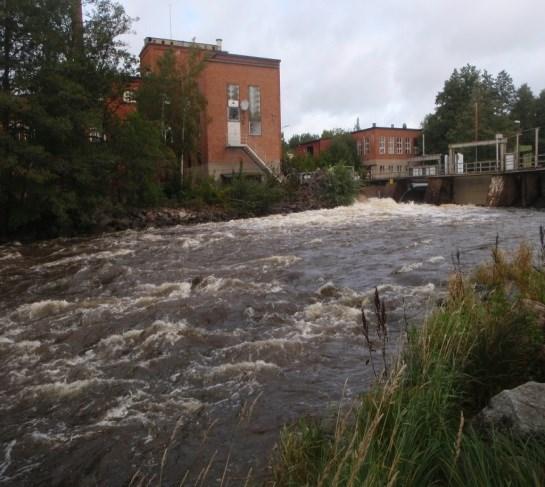 I hela avrinningsområdet bor drygt 75 000 personer, varav cirka 65 000 i tätort och cirka 10 000 på landsbygden. Avrinningsområdet utgörs till största del av skogsmark (78 procent).