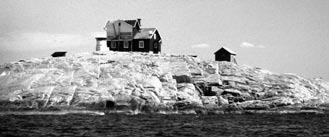 Fyrplatsen Svangen i Kosterfjorden Bakgrundsmaterial personal: Maria och Leif Elsby. Vid pennan och teckningar: Leif Elsby. Det röda huset med sin vita gavel är ett sjömärke som syns på långt håll.