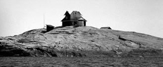 Ön Stora Svangen Öarna Stora och Lilla Svangen ligger i södra delen av Kosterfjorden. Stora Svangen utgörs av en kal klippa, som reser sig brant ur havet. Strax utanför är det 243 meter djupt.