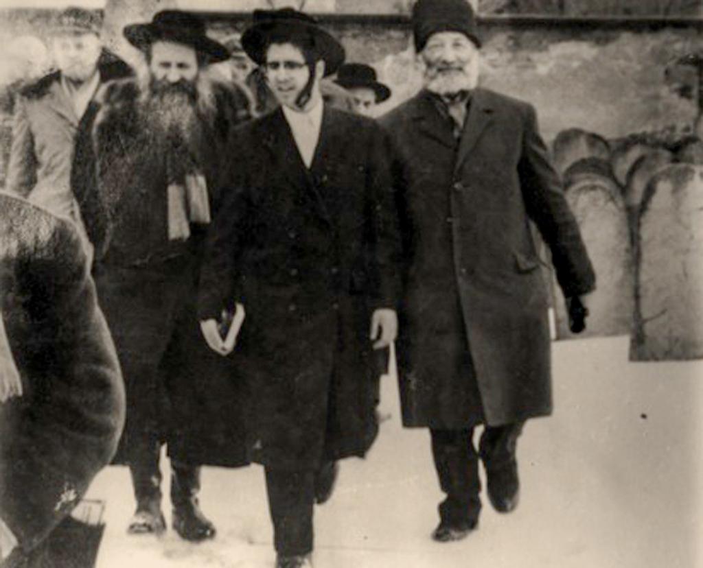 Judiska män deltog aktivt i gudstjänstlivet. Många försökte möta den rabbin de följde åtminstone en gång per år. Ibland kunde man få känslan av att Sighet var som en enda stor synagoga.