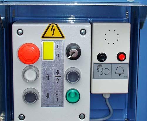 8.3.2 Användning av GEDA MULTILIFT P6 COMFORT 1 = NÖD-STOPP-knapp Uppfärd Tryck på UPP-knappen (2) och släpp den sedan. - Hisskorgen åker direkt till den översta våningen och stannar där.