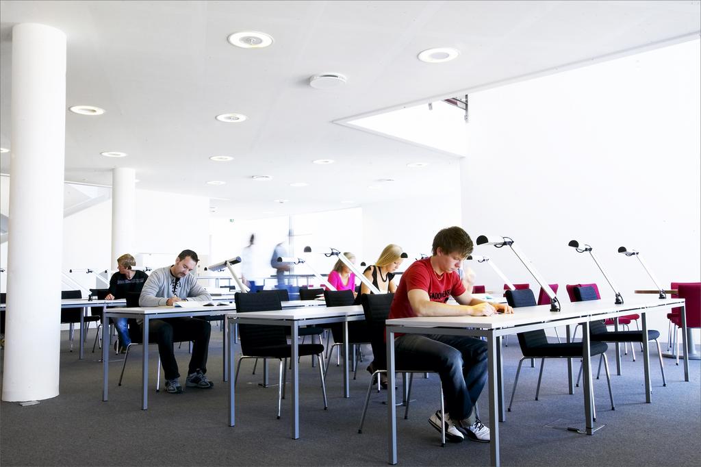 Studentbarometern HT 2010 Studie- och arbetsmiljö vid Högskolan i Borås Peter