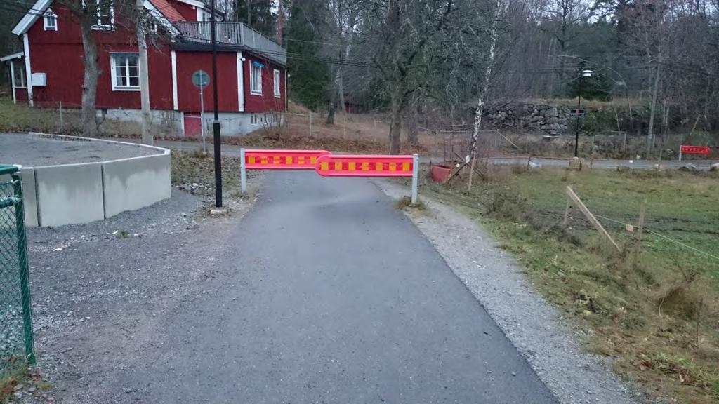 Bommar över cykelbanor Tycks vara mest till för att förhindra cykeltrafik!