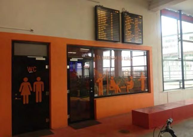 se Figur 5 (höger): Ingång till lounge, dusch och WC i cykelparkeringsgaraget Hyllie i Malmö. Foto: Marika Norrberg som sedan lämnas vid stationen, därefter fortsätter resan med kollektivtrafiken.