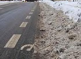 Figur 11 (vänster): Dålig vinterväghållning av cykelfält. Källa: www.tiltakskatalog.no Figur 12 (höger): Dåliga vägar skapar trafikfarliga situationer, exempel på potthål. Källa: www.nrk.
