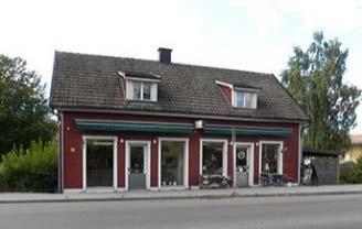 Längs med Storgatan finns i södra delen av planområdet mindre byggnader inrymmande olika typer av affärsverksamhet.