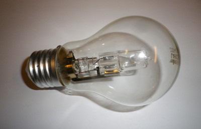 Figur 3 Halogenlampa 2.3. Lågenergilampa Lågenergilampan (se figur 4) består av ett lysrör fyllt med kvicksilverånga omsluten av en glaskolv.