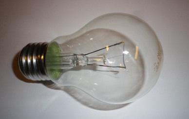 2. Beskrivning av lamporna i försöken 2.1. Glödlampa Ljuskällan i en glödlampa (se figur 2) består av en glödtråd, vanligtvis av volfram, som hettas upp med hjälp av en elektrisk ström.