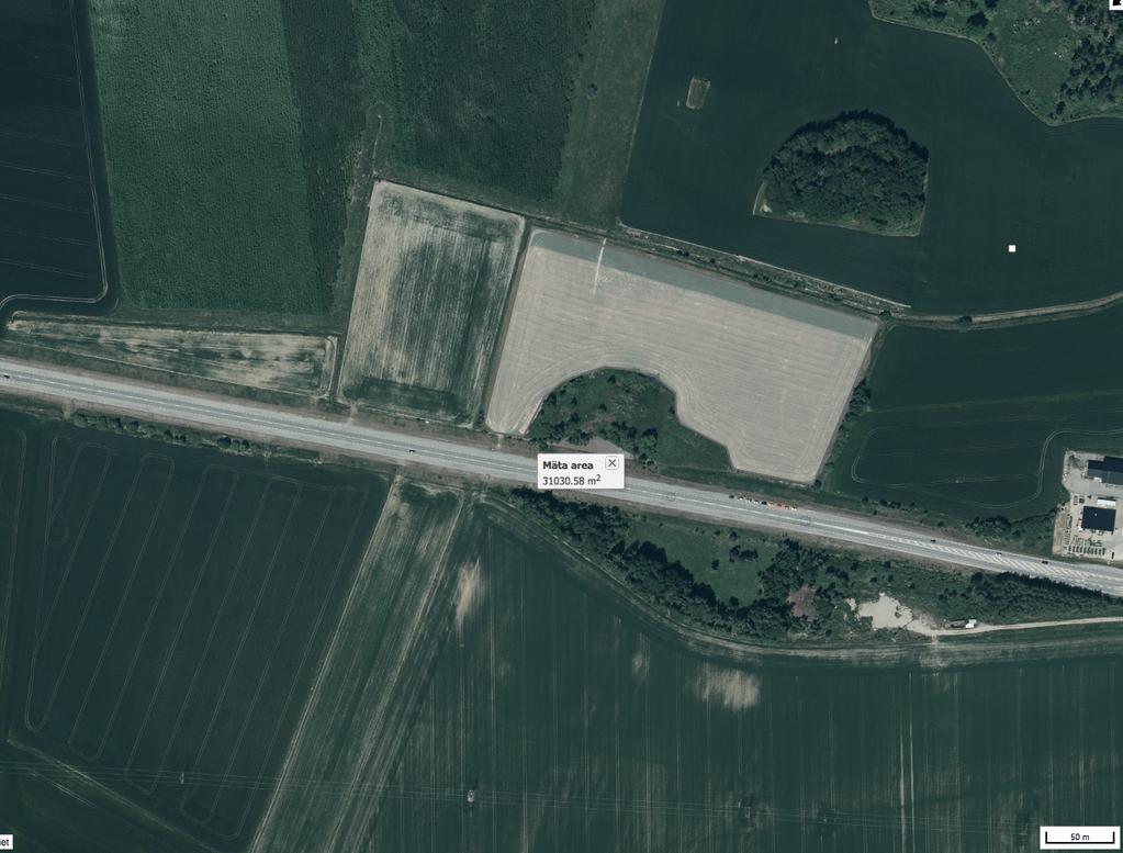 3 km öster om Kjula samhälle, i anslutning till den del av vägen som är anlagd som en s.k. flygraka. Fastigheten används idag för odling av vall.