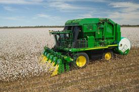 Den är framtagen av John Deere och gör runda balar av materialet