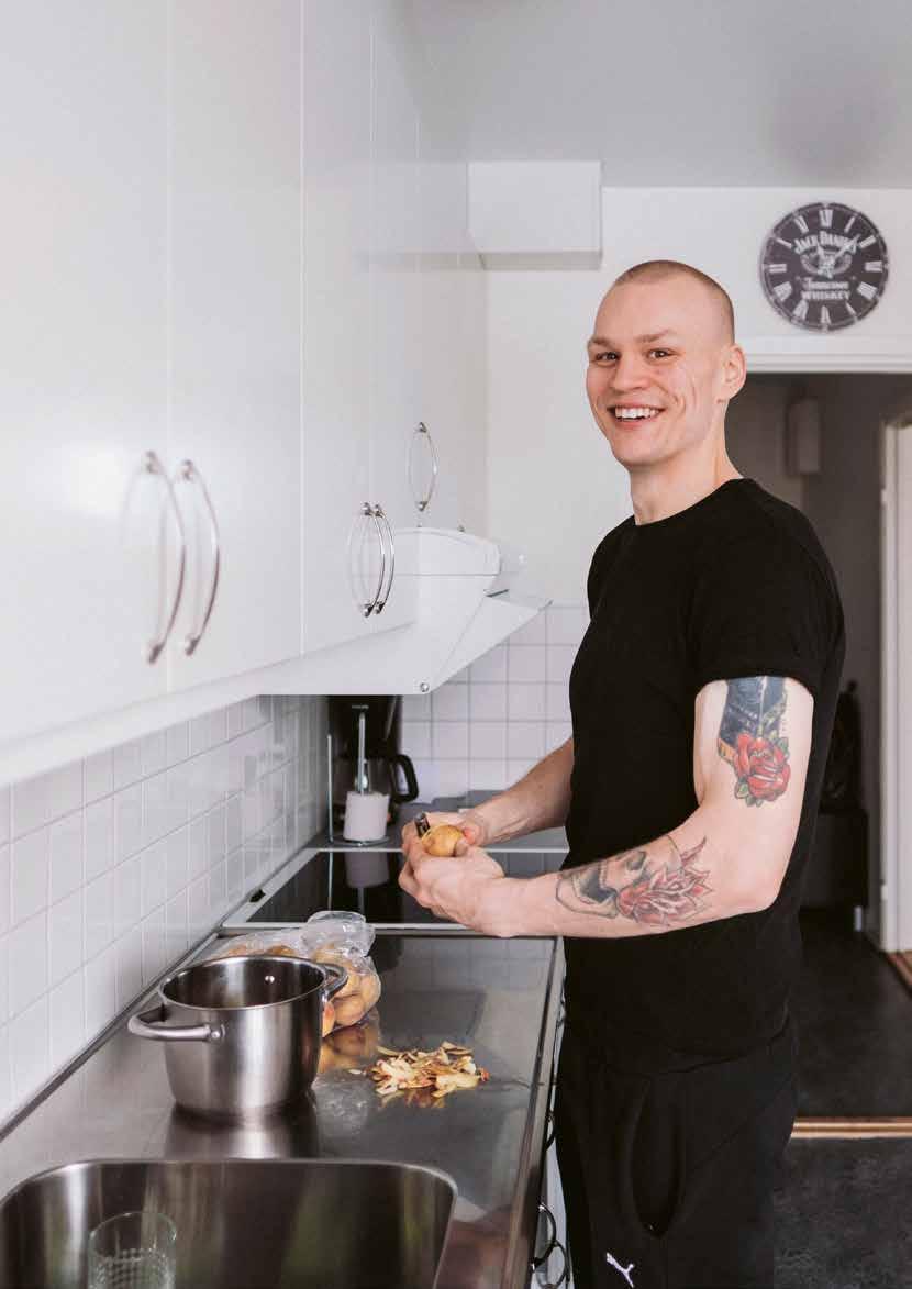 // VÅRA BOSTÄDER NU KAN JAG STÅ NORMALT Under hösten 2017 avslutades första etappen av upprustningen av 202 lägenheter på Härbrevägen och de första hyresgästerna kunde flytta tillbaka till sina