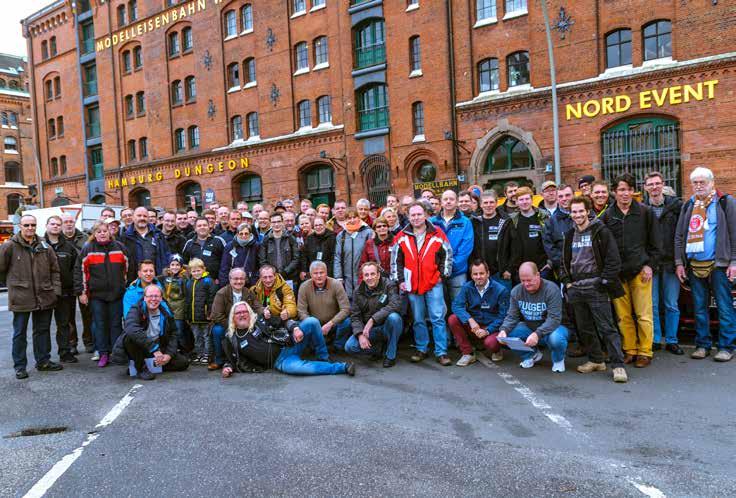 Gruppmedlemamrna i Märklin H0 Forum samlade utanför Miniatur Wunderland i Hamburg. Foto Guido Kampmann.