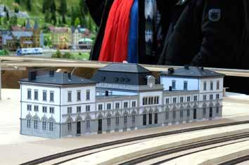 Överst: Magnus Eriksson är byggchef och aktiv byggare. Ett bygge som gjorts är Stockholms centralstation. Ovan: Steve med Lloyden finns med.