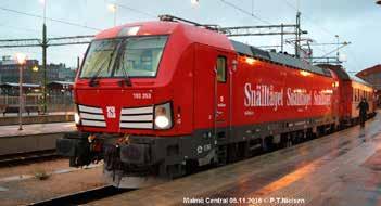 Det ene foto viser den kvinnliga lokförer som kontrollerer tillkoblingen mellem lok och tåg. Det er Snälltåget 16:20 från Malmö til Stockholm en lördag.