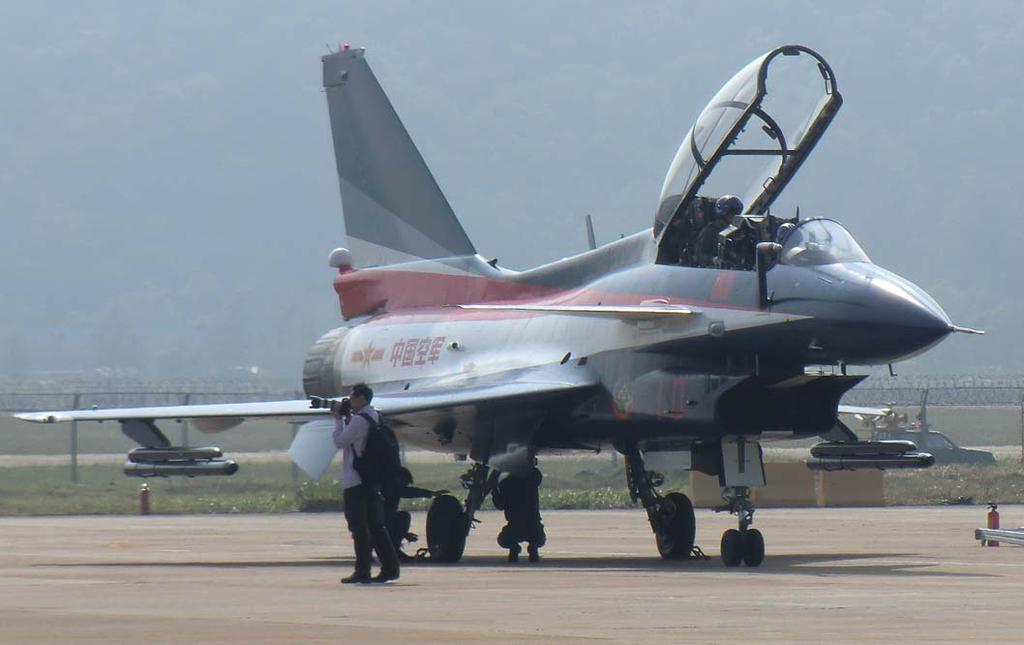 (Foto:FMV) Innehåll Sida Innehåll Sida Airshow China 2010 1 Fighter Conference 2010 18 Försvarsutställningen AUSA 2010 11 Igenkänningsupppgift nr 6/2010 22