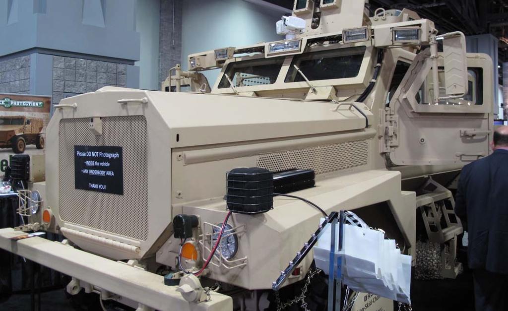 Skottvarnare PDCue Försvarsutställningen AUSA 2010 AAI/Textron ställde ut sin skottvarnare och skyttlokaliseringssystem PDCue, ett passivt akustiskt system som monteras på fordon för att varna för