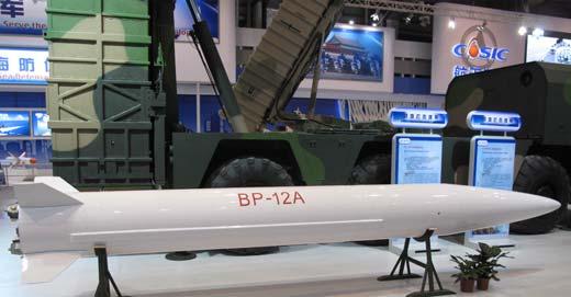 Airshow China 2010 Markrobotsystem BP-12A och SY400 Roboten till BP-12A framför dess utskjutningsfordon.