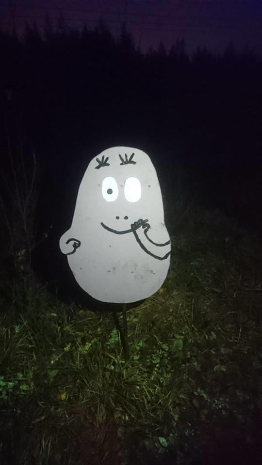 ), därefter knallar vi ut på siktsträckan och ser vad som dyker upp i mörkret En gul reflexgubbe som dansar!