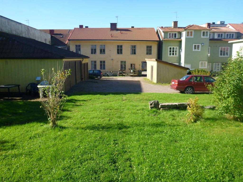 7 (14) Figur 3 Baksidan av byggnaderna utmed Västra gatan. Foto österifrån 3 Rikt- och gränsvärden 3.