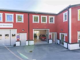 De har en liknande skala som många av de kontorsbyggnader eller enklare hallbyggnader som normalt uppförs för denna användning, men har samtidigt ett mjukare tilltal till omgivningarna.