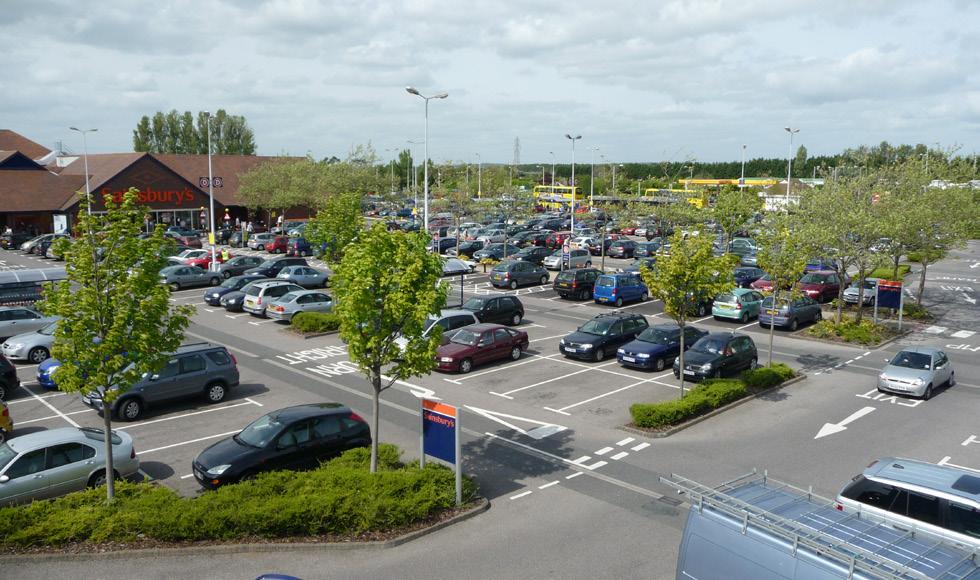 Parkeringsytorna ska delas upp med planteringar med träd och buskar för att bryta upp ytan i mindre rumsindelningar.