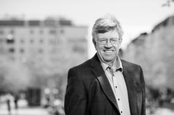 Lars har via uppdrag varit verksam och arbetat med kommunikation inom esport sedan 2016.