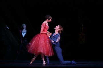 Mordängeln är en sambeställning och samproduktion mellan Metropolitan-operan, Royal Opera House, Kungliga teatern i Köpenhamn och Salzburgfestivalen, där uppsättningen hade urpremiär 2016.