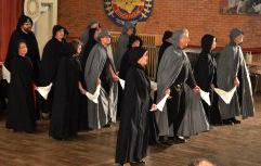 En dansföreställning Söndagen 13 mars presenterade Folkdansgillet Kedjan en Danskavalkad: Adel, präster, borgare och bönder med danser från 1200-talet till 1900-talet i Årsta Folkets Hus.