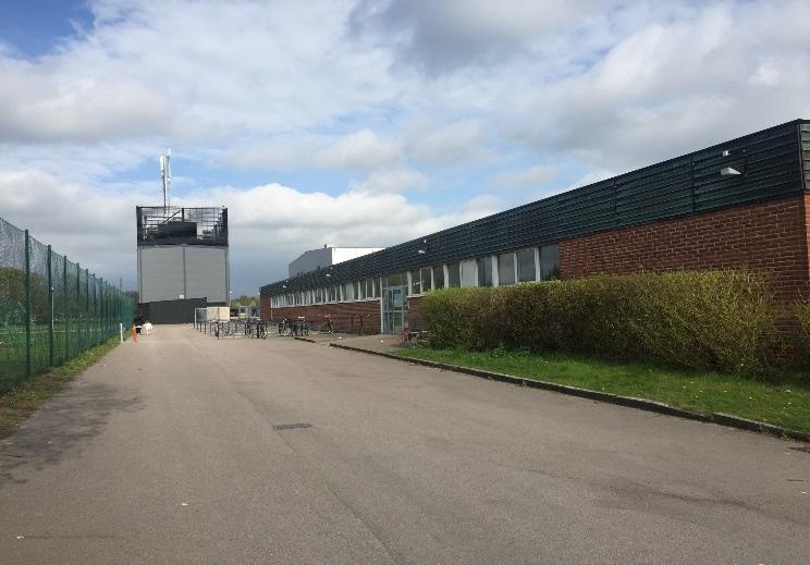 - Klotter på arenans fasad och dörrar. - Buskage mellan planerna.